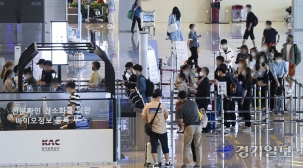 27일 오전 김포공항 국내선 출국장이 이른 귀성객과 여행객들로 붐비고 있다. 코로나19 확산 방지를 위해 정부가 추석명절 귀성 자제를 요청하는 가운데 연휴기간 동안 국내 여행을 떠나려는 시민들이 크게 늘고 있다.  조주현기자