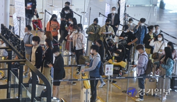 27일 오전 김포공항 국내선 출국장이 이른 귀성객과 여행객들로 붐비고 있다. 코로나19 확산 방지를 위해 정부가 추석명절 귀성 자제를 요청하는 가운데 연휴기간 동안 국내 여행을 떠나려는 시민들이 크게 늘고 있다.  조주현기자
