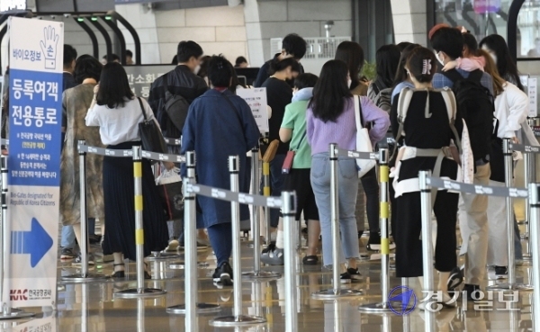 27일 오전 김포공항 국내선 출국장이 이른 귀성객과 여행객들로 붐비고 있다. 코로나19 확산 방지를 위해 정부가 추석명절 귀성 자제를 요청하는 가운데 연휴기간 동안 국내 여행을 떠나려는 시민들이 크게 늘고 있다.  조주현기자