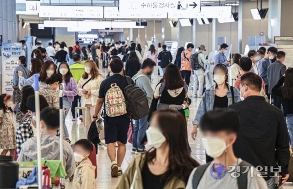 27일 오전 김포공항 국내선 출국장이 이른 귀성객과 여행객들로 붐비고 있다. 코로나19 확산 방지를 위해 정부가 추석명절 귀성 자제를 요청하는 가운데 연휴기간 동안 국내 여행을 떠나려는 시민들이 크게 늘고 있다.  조주현기자