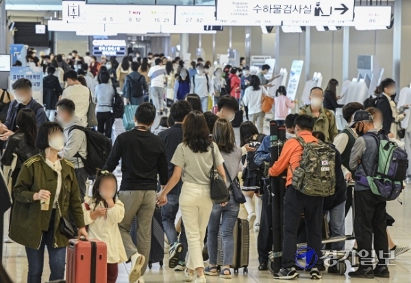 27일 오전 김포공항 국내선 출국장이 이른 귀성객과 여행객들로 붐비고 있다. 코로나19 확산 방지를 위해 정부가 추석명절 귀성 자제를 요청하는 가운데 연휴기간 동안 국내 여행을 떠나려는 시민들이 크게 늘고 있다.  조주현기자