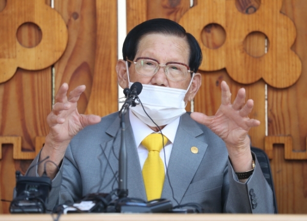 이만희 총회장이 지난 3월 2일 가평 평화의 궁전에서 기자회견을 하고 있는 모습.