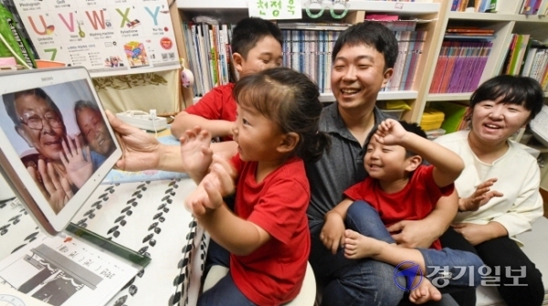 추석 귀성길 자제에 동참한 수원시 곡반정동 천상영(39)·안재라(37) 부부가 28일 오후 자녀 정욱(10)ㆍ정인(5)ㆍ아린(3)과 함께 거제도에 거주하는 할아버지 천호용(73), 할머니 안희숙(68)에게 영상통화로 추석 인사를 전하고 있다. 조주현기자