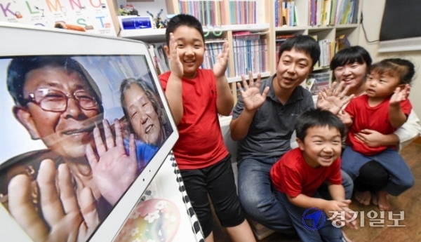 추석 귀성길 자제에 동참한 수원시 곡반정동 천상영(39)·안재라(37) 부부가 28일 오후 자녀 정욱(10)ㆍ정인(5)ㆍ아린(3)과 함께 거제도에 거주하는 할아버지 천호용(73), 할머니 안희숙(68)에게 영상통화로 추석 인사를 전하고 있다. 조주현기자