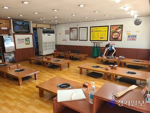 29일 정오께 용인시 기흥구청 인근의 한 식당이 손님이 몰려야 할 점심시간임에도 좌석이 전부 비어 있다. 김현수기자