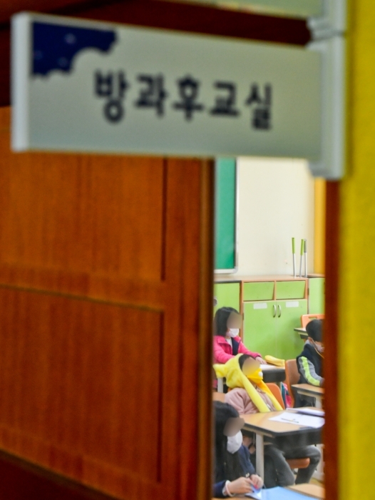 ▲ 초등학교 저학년(1~3학년)의 온라인 개학이 시작된 지난 4월20일 오전 수원 신풍초등학교에서 긴급돌봄시스템으로 학교에 등교한 학생들. 경기일보 DB