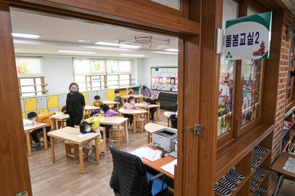 코로나19 사태 이후 학교는 다양한 역할을 요구받고 있는 가운데 안전한 학습 공간으로서의 학교 필요성을 포함한 학습복지 재개념화의 필요성이 제시됐다. 사진은 안양 덕천초등학교 긴급돌봄교실 모습. 경기일보 DB