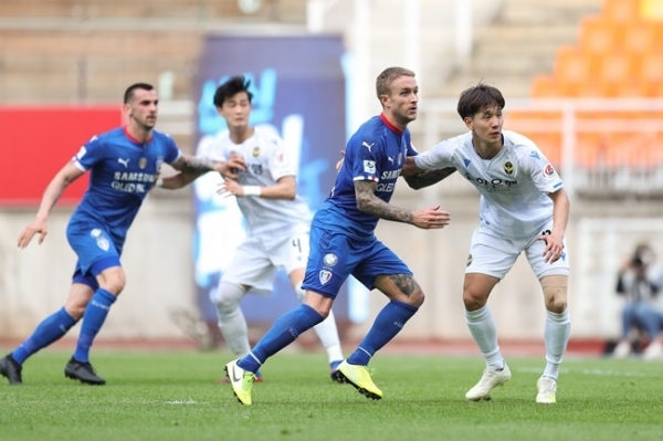 프로축구 K리그1서 강등권 탈출 경쟁을 벌이고 있는 수원 삼성과 인천 유나이티드가 오는 4일 오후 7시 인천축구전용구장서 시즌 마지막 맞대결을 펼친다. 사진은 지난 5월 두 팀간 맞대결 모습. 프로축구연맹