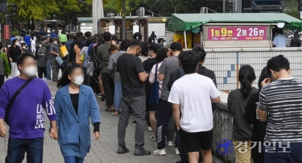 코로나19 장기화로 불황이 계속되는 가운데 지난 3일 오후 고양시 일산동구 한 복권판매점에 일확천금을 꿈꾸는 시민들로 긴 줄이 늘어서 있다. 올 상반기 복권은 2조 6천억원 어치 팔려나가 2005년 이후 최대 규모의 판매를 기록한 것으로 나타났다.조주현기자