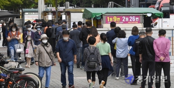 코로나19 장기화로 불황이 계속되는 가운데 지난 3일 오후 고양시 일산동구 한 복권판매점에 일확천금을 꿈꾸는 시민들로 긴 줄이 늘어서 있다. 올 상반기 복권은 2조 6천억원 어치 팔려나가 2005년 이후 최대 규모의 판매를 기록한 것으로 나타났다.조주현기자