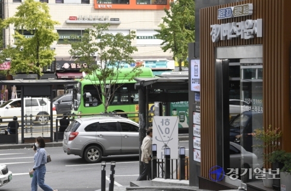 경기도와 서울을 오고가는 버스 이용객들을 위한 휴식공간인 ‘경기버스라운지’가 오늘부터 운영을 시작한다. 버스 탑승대기인원이 많은 서울 사당역 4번출구 앞에 위치한 ‘경기버스라운지’는 승객들이 대기할 수 있는 좌석과 각종 편의시설을 갖추고 평일 오전 10시부터 저녁 10시까지, 토·일요일에는 오후 1시부터 10시까지 운영된다.조주현기자