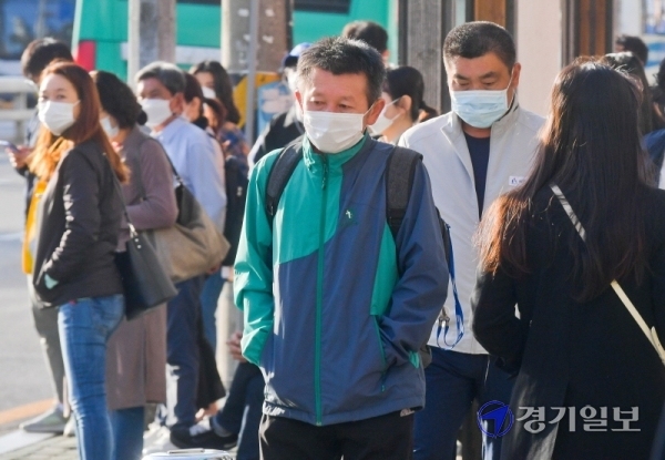 아침 기온이 10도 안팎으로 떨어지며 쌀쌀한 날씨를 보인 5일 오전 연휴가 끝난 군포시 금정역에서 시민들이 출근길에 나서고 있다. 윤원규기자