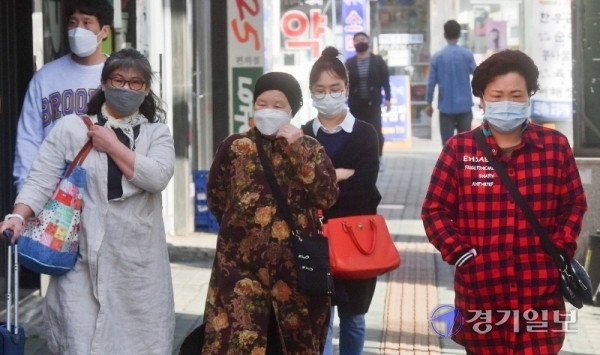 아침 기온이 10도 안팎으로 떨어지며 쌀쌀한 날씨를 보인 5일 오전 연휴가 끝난 군포시 금정역에서 시민들이 출근길에 나서고 있다. 윤원규기자