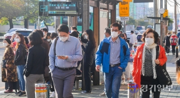 아침 기온이 10도 안팎으로 떨어지며 쌀쌀한 날씨를 보인 5일 오전 연휴가 끝난 군포시 금정역에서 시민들이 출근길에 나서고 있다. 윤원규기자