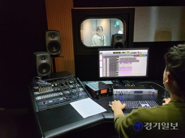 남동구가 마련한 녹음실을 찾은 청년들이 음악 작업에 열중하고 있다. 김경희기자