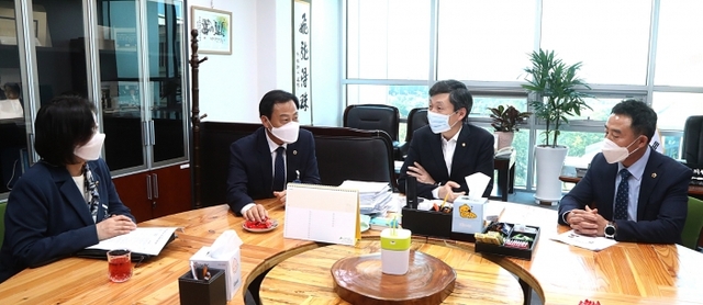 ▲ 201005 장현국 의장, 국회 행안위에 지방자치법 개정안 조속 통과 건의_김민철 의원 (3)