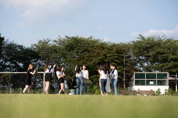 미디어영상스치피학과 학생들이 야외에도 방송 촬영 실습을 진행 중이다. 수원여자대학교