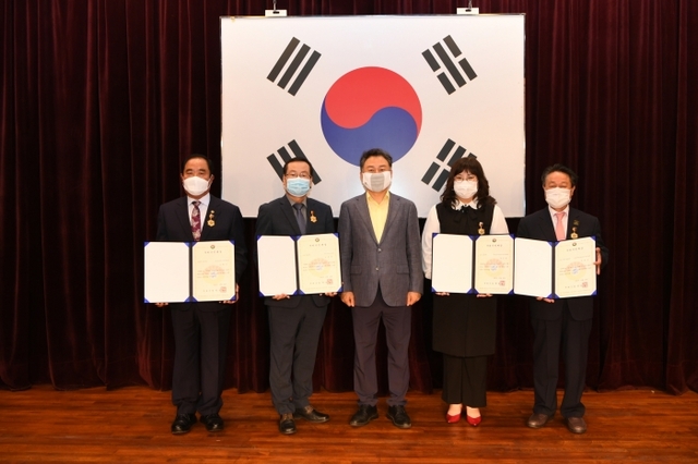 구리 시민대상 증서 및 휘장 수여식에서 수상자들이 기념촬영을 하고 있다. (왼쪽부터 오형근 회장, 신재옥 관장, 안승남 시장, 함정현 회장, 이재순 회장) 구리시 제공