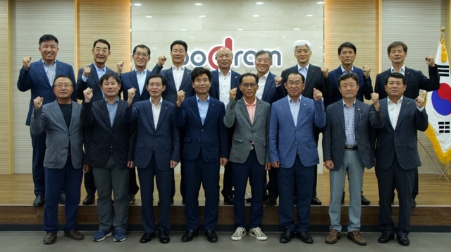 8일 창립 30주년을 맞아 박광욱 도드람양돈농협 조합장을 비롯해 임원진이 새로운 슬로건 ‘맛있는 한돈!건강한 도드람’을 힘차게 외치며 기념사진을 촬영하고 있다. 도드람양돈농협 제공