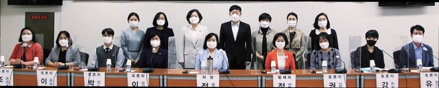 경기도의회 교육기획위원회(위원장 정윤경)가 지난 9월23일 ‘포스트 코로나 시대 경기도 보건교육 정책 발전을 위한 토론회’를 개최하고 향후 코로나19 중장기적 방역시스템 구축을 위한 논의를 가졌다.