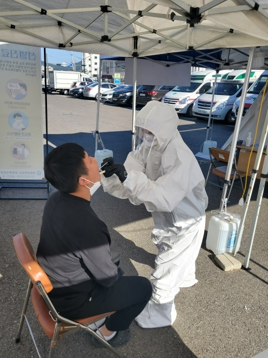 강화군보건소가 확진자와 접촉이 의심되는 주민에 대해 검채를 시행하고 있다.