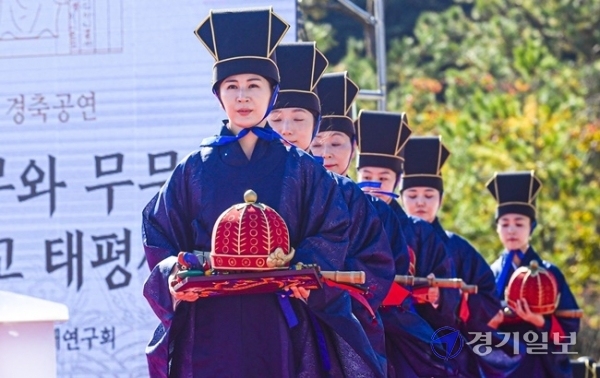 9일 오후 여주시 능서면 세종대왕릉에서 열린 '세종대왕릉 제 모습 찾기 준공식'에서 경축공연이 펼쳐지고 있다. 조주현 기자