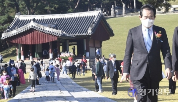 정세균 국무총리가 9일 오후 여주시 능서면 세종대왕릉에서 열린 세종대왕릉 제 모습 찾기 준공식을 마친 뒤 이동하고 있다.조주현기자