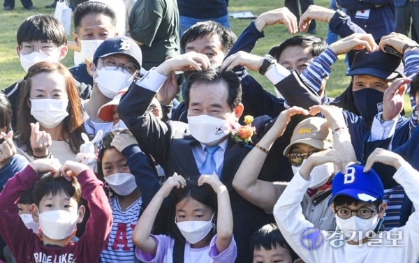 정세균 국무총리가 9일 오후 제모습찾기 복원공사를 마친 능서면 세종대왕릉에서 헌화한 뒤 시민들과 기념촬영을 하고 있다.조주현기자