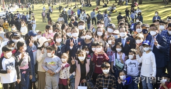 정세균 국무총리가 9일 오후 제모습찾기 복원공사를 마친 능서면 세종대왕릉에서 헌화한 뒤 시민들과 기념촬영을 하고 있다.조주현기자
