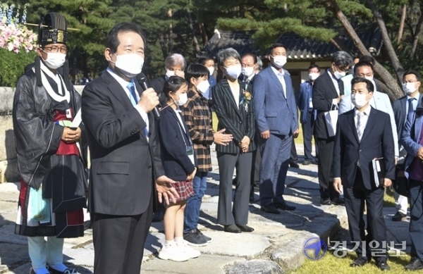 정세균 국무총리가 9일 오후 여주시 능서면 세종대왕릉에서 열린 세종대왕릉 제 모습 찾기 준공식을 마친 뒤 시민들에게 인사하고 있다.조주현기자
