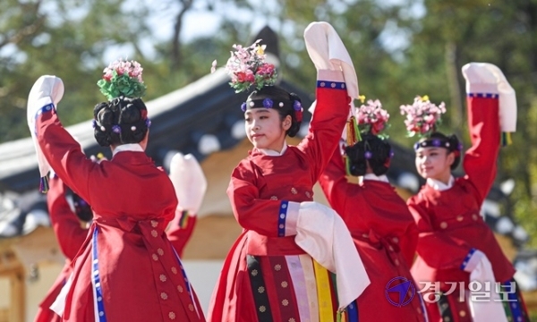9일 오후 여주시 능서면 세종대왕릉에서 열린 '세종대왕릉 제 모습 찾기 준공식'에서 경축공연이 펼쳐지고 있다.조주현기자