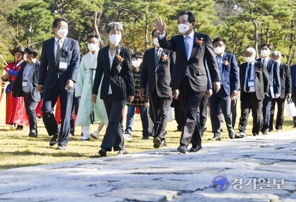 정세균 국무총리가 9일 오후 여주시 능서면 세종대왕릉에서 열린 세종대왕릉 제 모습 찾기 준공식에서 헌화와 분향을 하기 위해 어도(御道)를 따라 정자각으로 이동하고 있다.조주현기자