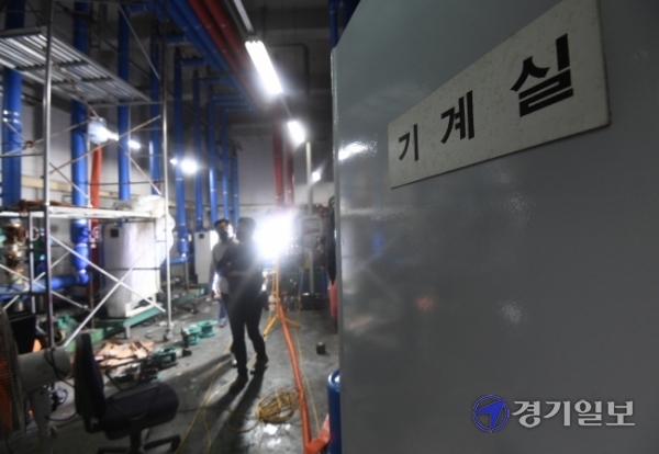 정전 사태가 발생한 수원시 영통구 망포동 A 아파트 기계실에서 10일 오후 관계자들이 펌프 전기시설에 대한 복구 작업을 하고 있다. 이 아파트는 지난 4일 오전 4시께 변전실이 침수, 정전이 발생해 전기와 수도 공급이 중단되면서 장시간 주민들이 불편을 겪고 있다.조주현기자
