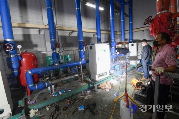 정전 사태가 발생한 수원시 영통구 망포동 A 아파트 기계실에서 10일 오후 관계자들이 펌프 전기시설에 대한 복구 작업을 하고 있다. 이 아파트는 지난 4일 오전 4시께 변전실이 침수, 정전이 발생해 전기와 수도 공급이 중단되면서 장시간 주민들이 불편을 겪고 있다.조주현기자