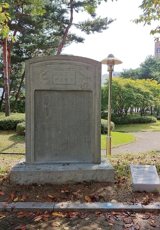 ▲ ① 구 농촌진흥청 농업기술역사관 앞에 있는 권업모범장 표석 ② 수원박물관 이전 전 원천유원지 제방 동산에 방치되어 있던 ‘수룡수리조합기념비’ ③ 수원박물관으로 이전해 야외전시 중인 ‘수룡수리조합기념비’ ④ 이목동 농업기반공사 건너편에 위치한 ‘치산치수지비’