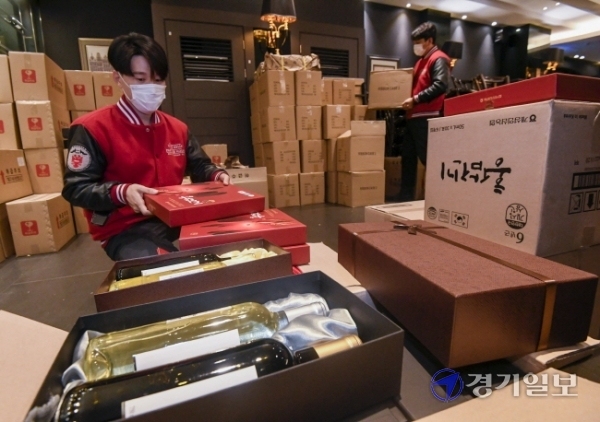 ‘사회적 거리두기’ 1단계 전환 첫날인 12일 오후 두달여 동안 영업이 제한됐던 수원시내 한 결혼식장 내 뷔페식당에서 직원들이 손님맞이 준비를 하고 있다.조주현기자