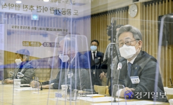 12일 오후 경기도청 상황실에서 열린 '도 공공기관(경기도시장상권진흥원) 이전 추진 업무협약식'에서 이재명 경기도지사가 발언을 하고 있다. 김시범기자