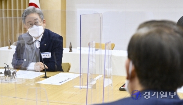 12일 오후 경기도청 상황실에서 열린 '도 공공기관(경기도시장상권진흥원) 이전 추진 업무협약식'에서 이재명 경기도지사가 발언을 하고 있다. 김시범기자