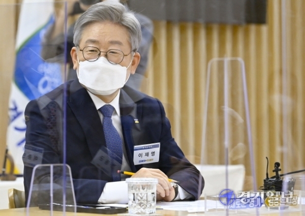 12일 오후 경기도청 상황실에서 열린 '도 공공기관(경기도시장상권진흥원) 이전 추진 업무협약식'에서 이재명 경기도지사가 발언을 하고 있다. 김시범기자