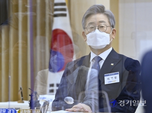 12일 오후 경기도청 상황실에서 열린 '도 공공기관(경기도시장상권진흥원) 이전 추진 업무협약식'에서 이재명 경기도지사가 발언을 하고 있다. 김시범기자