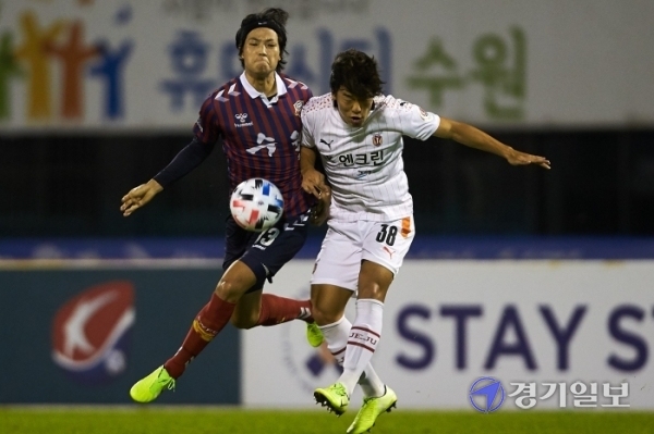 프로축구 K리그2에서 1부리그 승격을 위해 피말리는 선두 다툼을 벌이고 있는 수원FC와 제주 유나이티드 살얼음판 경쟁 속 오는 24일 맞대결을 펼친다. 사진은 지난 8월 16일 양 팀간 경기 모습. 경기일보 DB