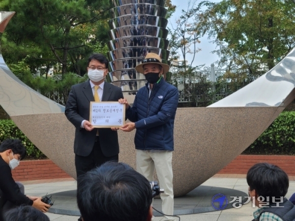 북한에서 사살된 해양수산부 공무원의 형 이래진씨가 14일 오후 해양경찰청 앞에서 기자회견을 갖고 정보공개청구 신청서와 항의문을 보여주고 있다. 김보람기자