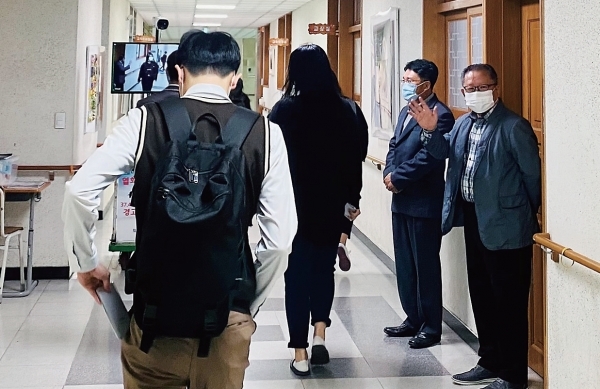 매일 아침 학생들 아침맞이와 함께 발열체크를 해주고 있는 교장•교감선생님.<br>