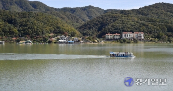 오는 2022년 가평 남이섬∼설악면∼자라섬을 오가는 북한강 관광유람선의 정식 운항을 앞두고 15일 오후 청평페리 유람선이 북한강에서 첫 시범운항을 하고 있다. 가평군은 유람선 코스의 문제점 등을 파악하기 위해 이날부터 두달간 시범운항을 실시할 예정이다. 김시범기자