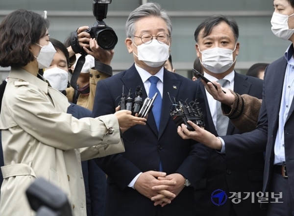 공직선거법 위반 등 혐의로 불구속기소된 이재명 경기도지사가 16일 오전 경기도 수원시 영통구 수원고등법원에서 열린 파기환송심 선고 공판에서 무죄를 선고받고 취재진의 질문에 답변하고 있다. 조주현 기자