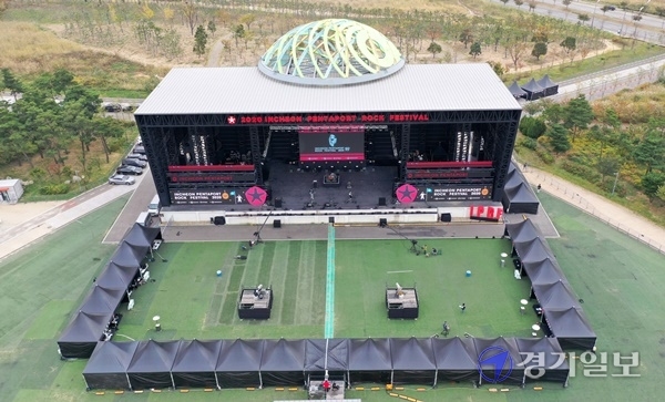16일 오후 인천 송도달빛축제공원에서 열린 '2020 인천 펜타포트 락페스티벌' 공연이 비대면 온라인으로 생중계 되고 있다. 김시범기자