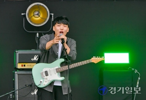 '2020 인천 펜타포트 락페스티벌'이 온라인 비대면으로 열린 16일 오후 인천 송도달빛축제공원에서 펜타유스스타 '대일밴드'가 화려한 공연을 펼치고 있다. 윤원규 기자