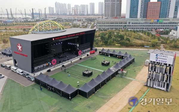 16일 오후 인천 송도달빛축제공원에서 열린 '2020 인천 펜타포트 락페스티벌' 공연이 비대면 온라인으로 생중계 되고 있다. 김시범기자