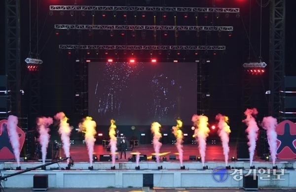 2020 인천 펜타포트 락 페스티벌 첫날인 16일 오후 행사장인 인천 송도 달빛축제공원에서 래퍼 비와이가 열띤 공연을 펼치고 있다. 장용준기자