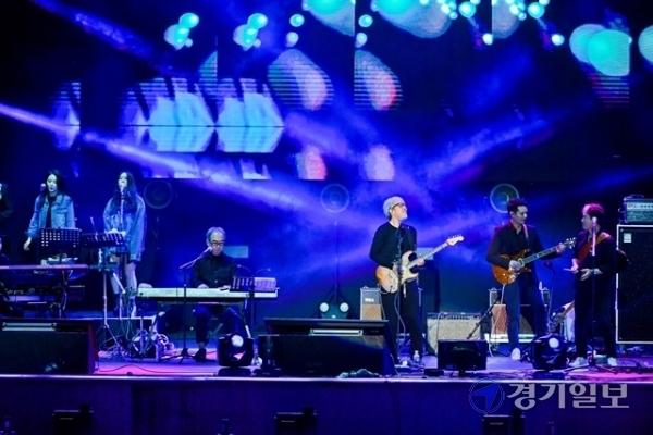 2020 인천 펜타포트 락 페스티벌 첫날인 16일 오후 행사장인 인천 송도 달빛축제공원에서 봄여름가을겨울 Reunion with 빛과소금이 열띤 공연을 하고 있다. 윤원규기자